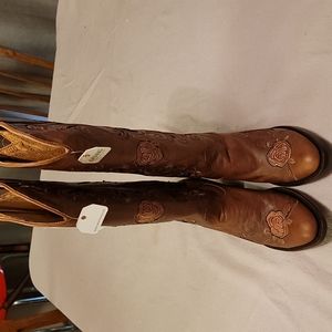 Shyanne womans 7.5 M Tall boots